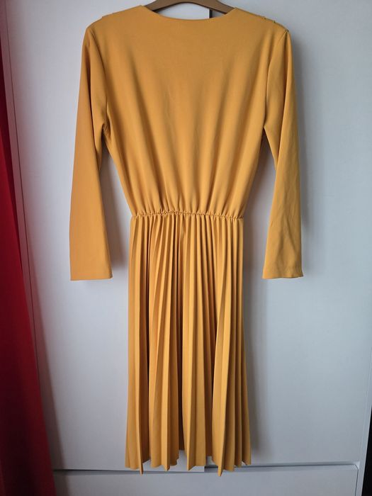 Sukienka biurowa plisowana musztardowa