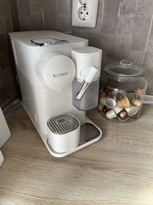 Maquina nespresso nova branca mais o frasco com capsulas