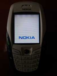 Telemóvel de coleção Nokia 6600 com câmara traseira a trabalhar com ca