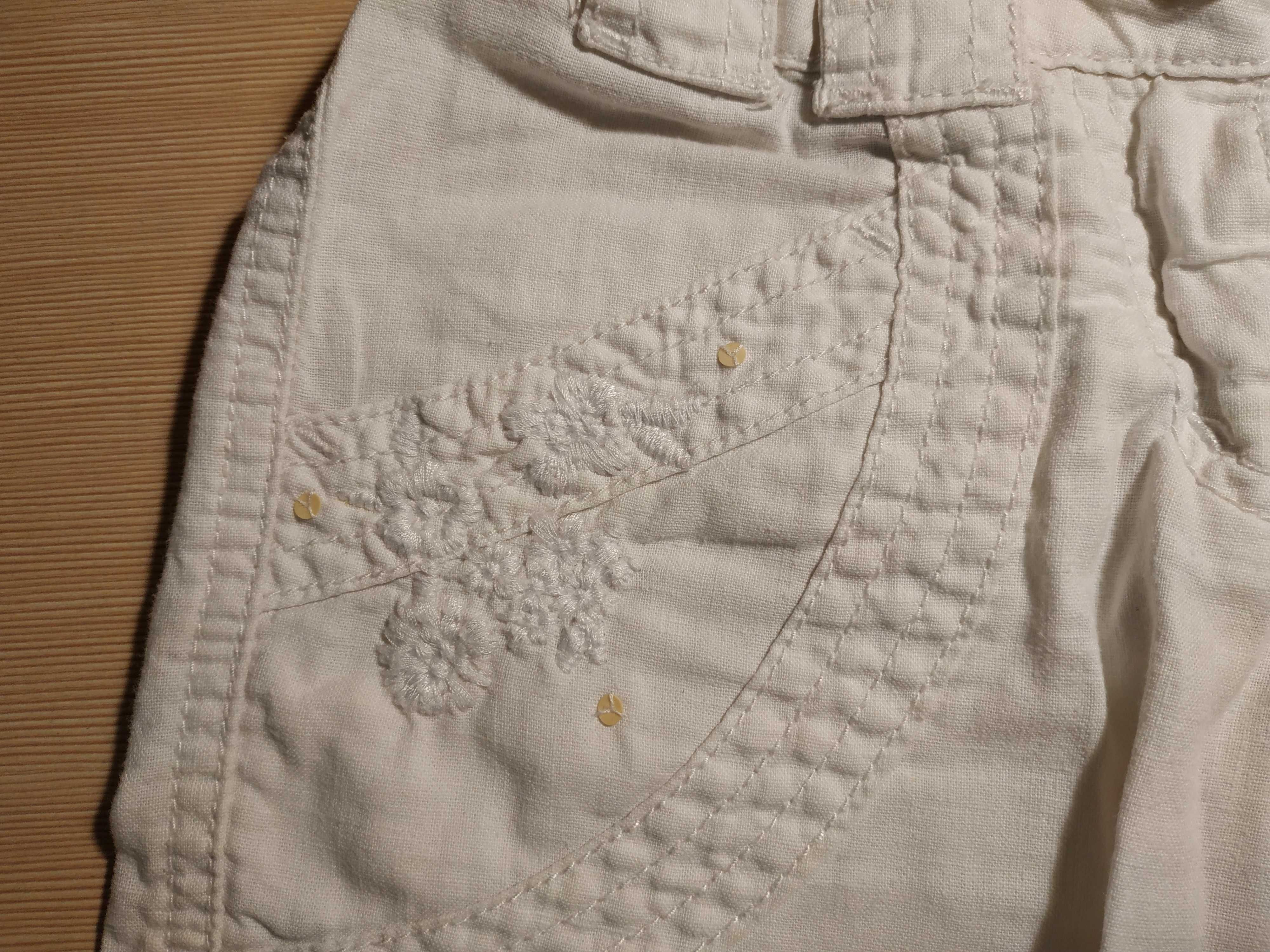 Симпатичні білі капрі з вишивкою (тоненькі) на дівчинку 5-6 років