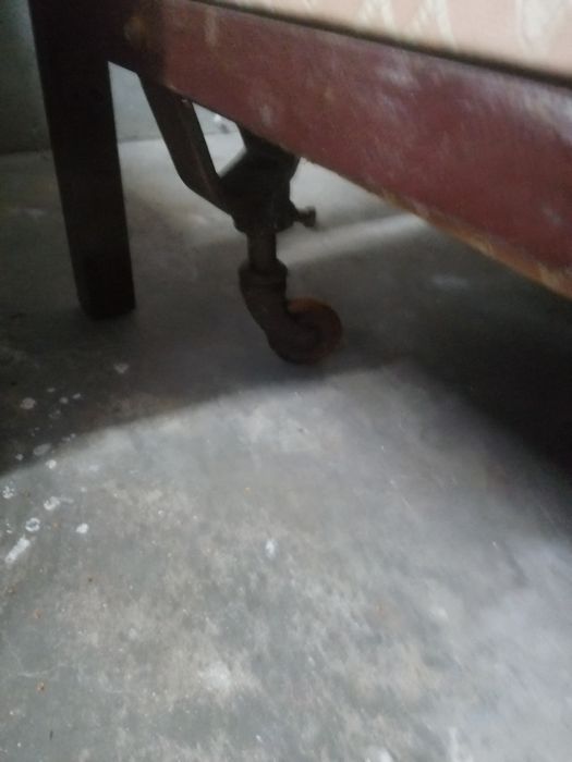 Cama solteiro, antiga com base em ferro e rodízios , cabeceira e pés m