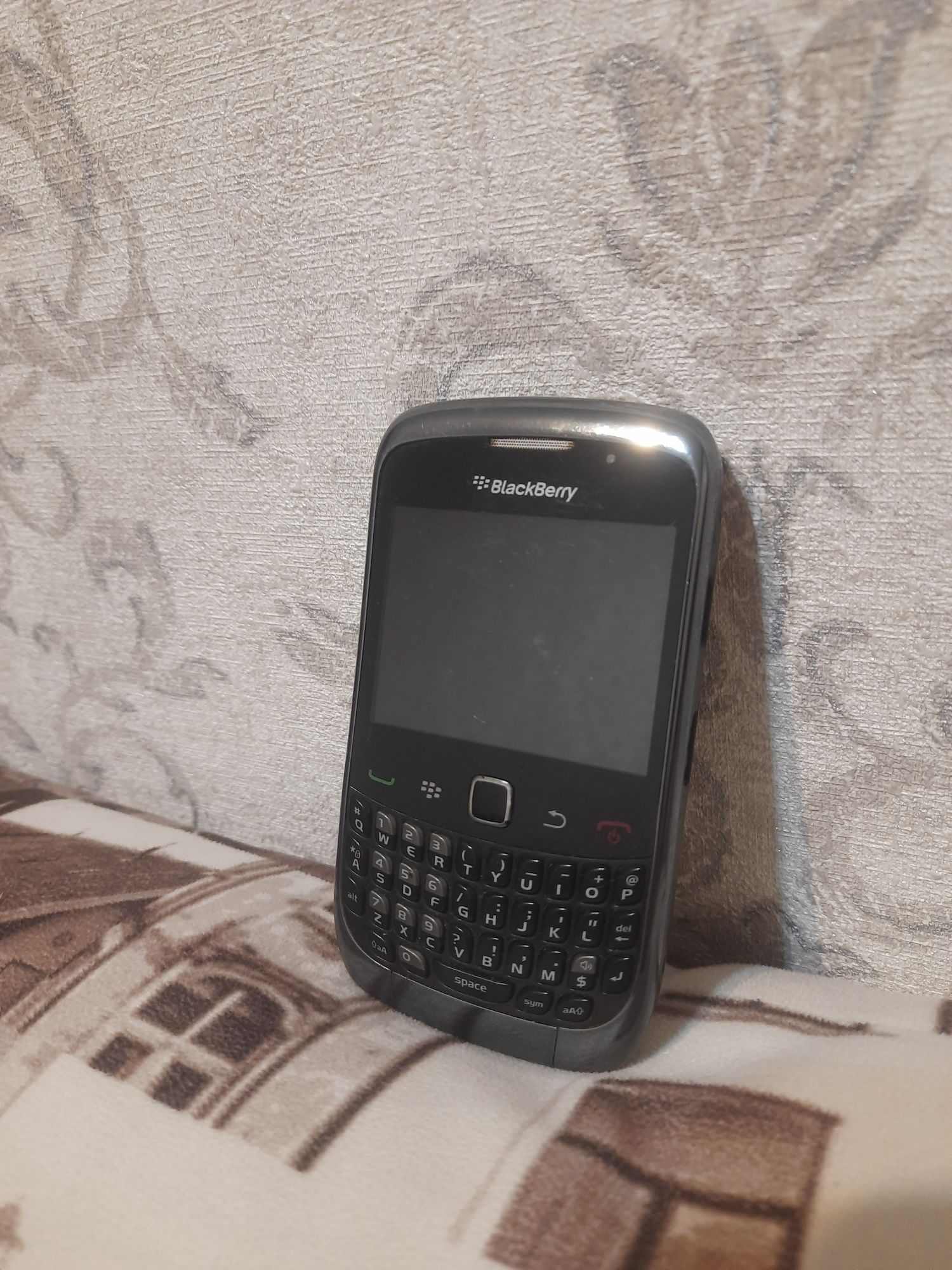 Мобильный телефон Blackberry Curve.