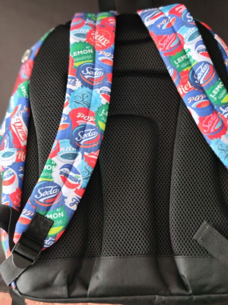 Mochila multicolorida da Ambar da coleção Inverse, NOVA