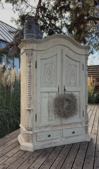 Rustykalna szafa , bogato zdobiona szafa