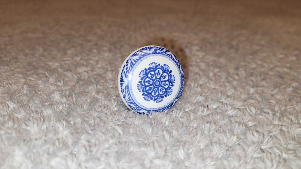 Porcelanowa gałka meblowa, biała, niebieski nadruk, nowa
