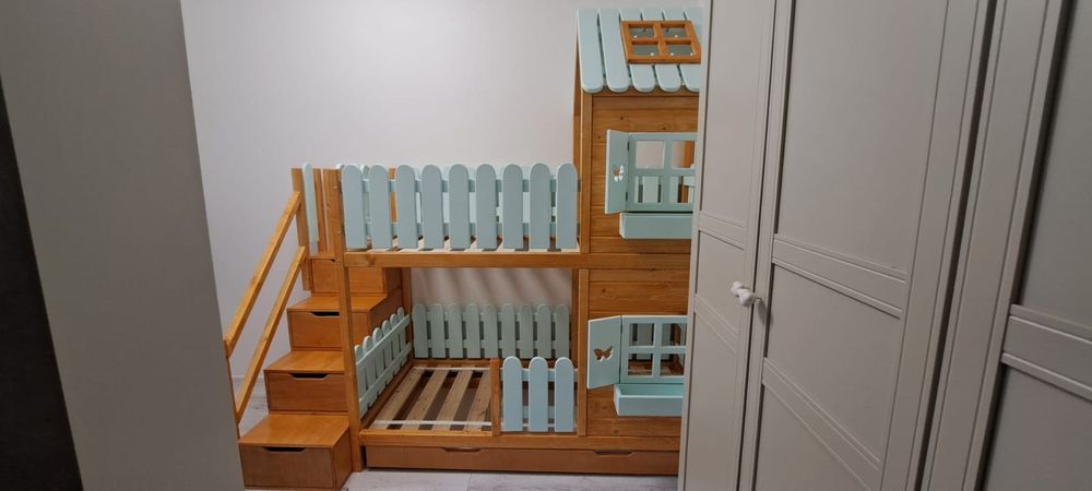 Łóżko piętrowe domek drewniany lakierowany +kolor