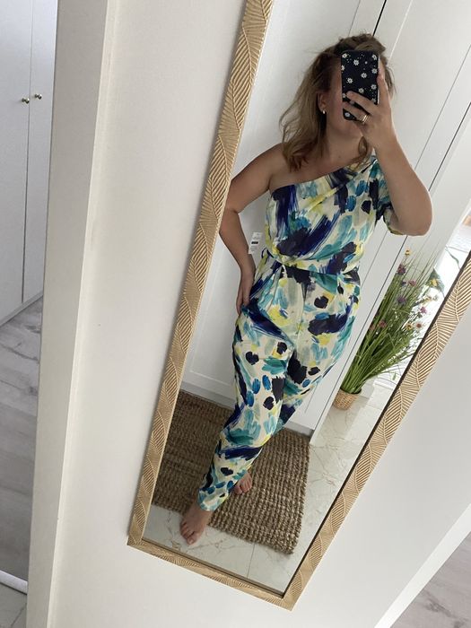 Wzorzysty, elegancki kombinezon z dlugimi nogawkami na jedno ramie