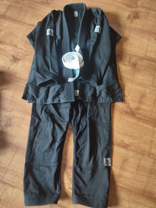 Kimono Manto do judo lub  ju jitsu K0 czarne , z pasem