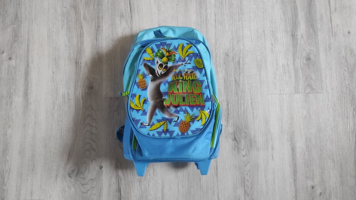 Plecak niebieski na kółkach Król Julian 72 cm z rączką. King Julien
