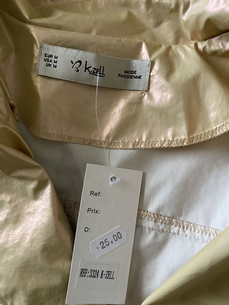 Parka dourada com etiqueta