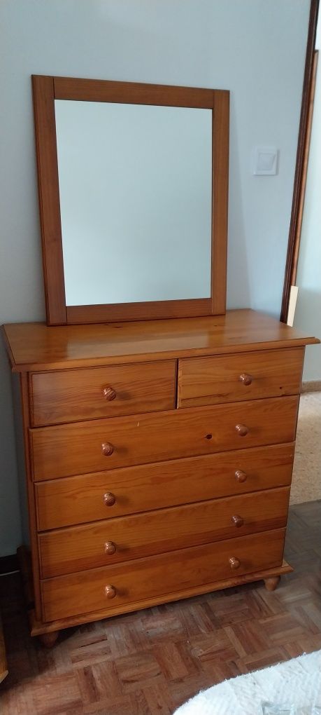 Mobília de Quarto completa em Pinho Mel