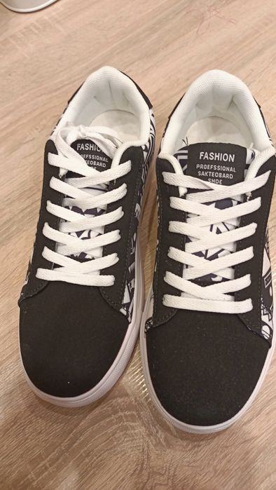 Tenisówki damskie. Nowe.