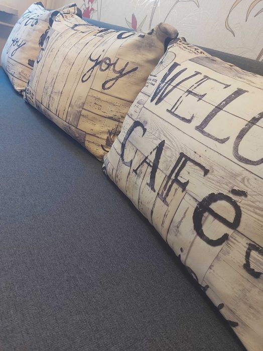 Łóżko z poduszkami