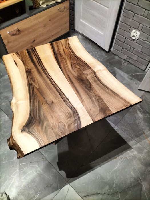 Piękny stolik z orzecha laskowego