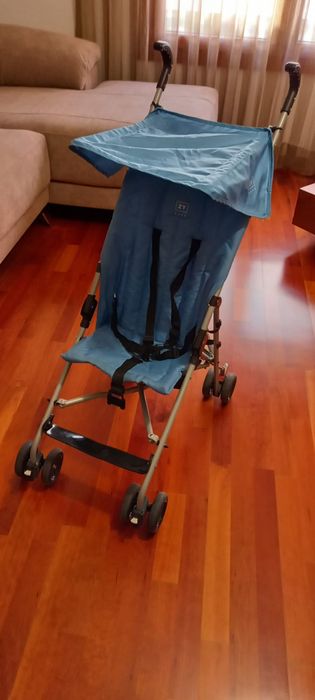 Carrinho de criança com proteção de sol da marca Zippy