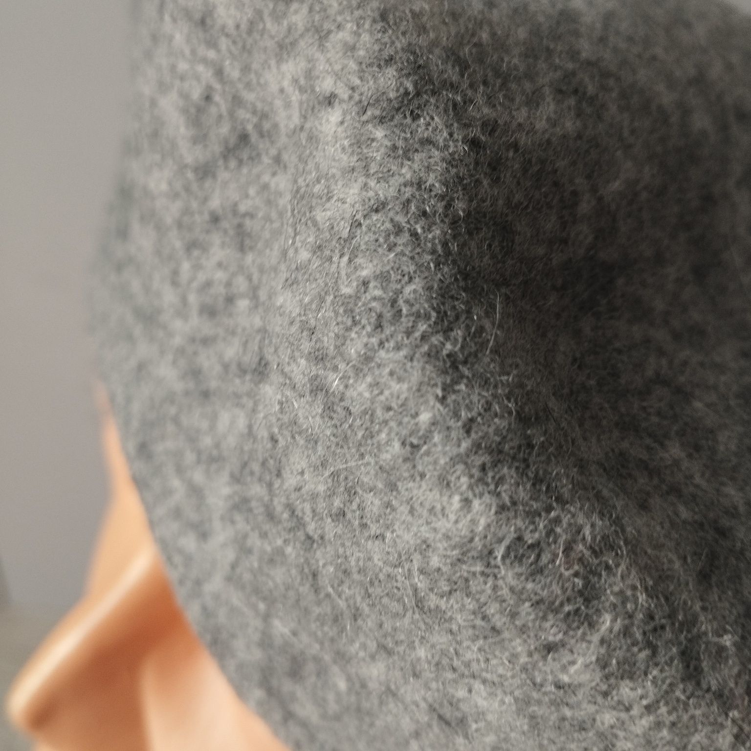 Klasyczny i elegancki beret damski – 100% wełna, nowy z metką!

Sprzed