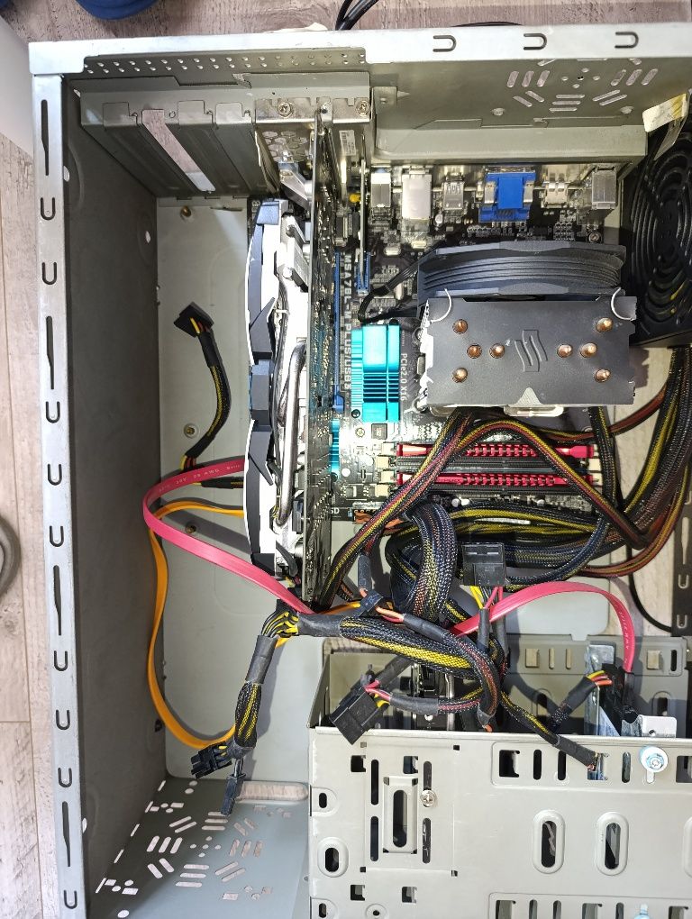 Komputer Gamingowy wraz z monitorem