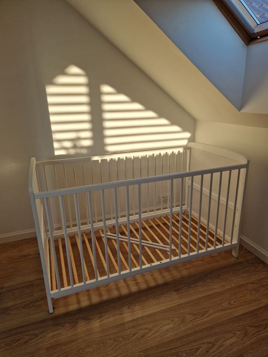 Łóżeczko dziecięce drewniane i materac