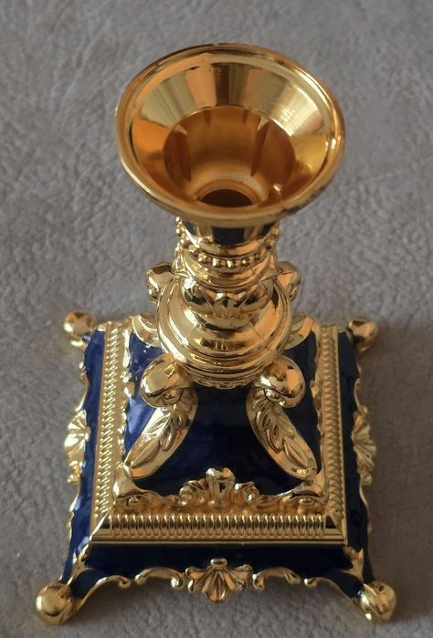 Piękny bogatozdobiony świecznik złocony emaliowany w stylu Faberge.