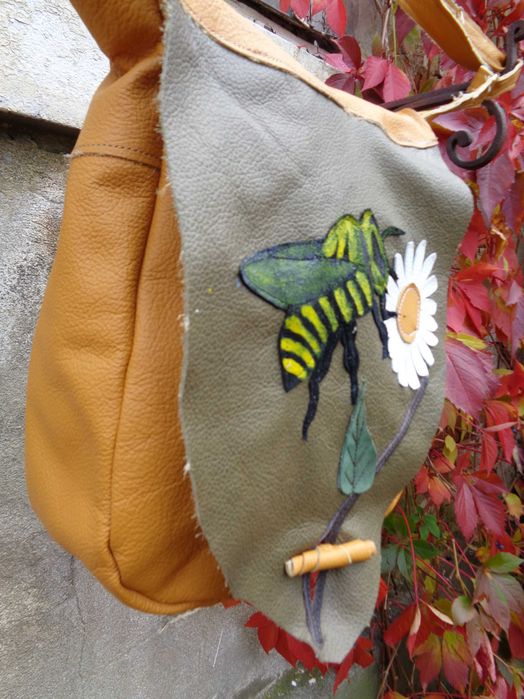 Artystyczna skórzana torebka z pszczołą. Handmade