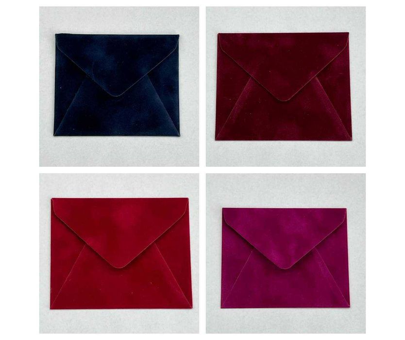 Конверти розміру С6 з оксамитового паперу у різних кольорах.