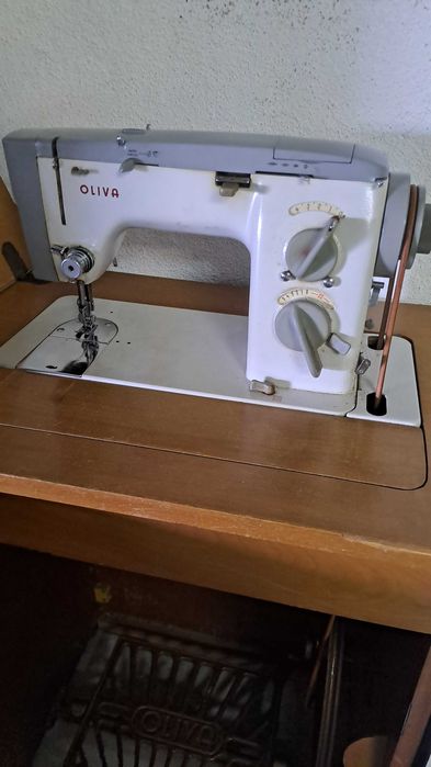 Máquina de costura Oliva com Móvel
