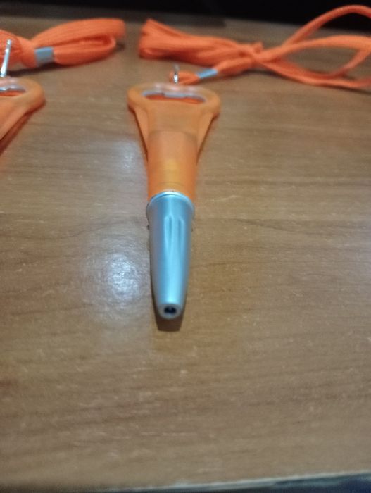 5 canetas com um tira caricas