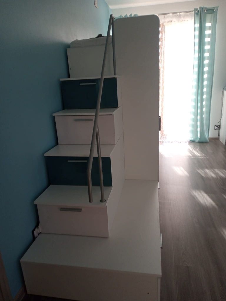 Łóżko piętrowe z biurkiem, szafą i schowkami