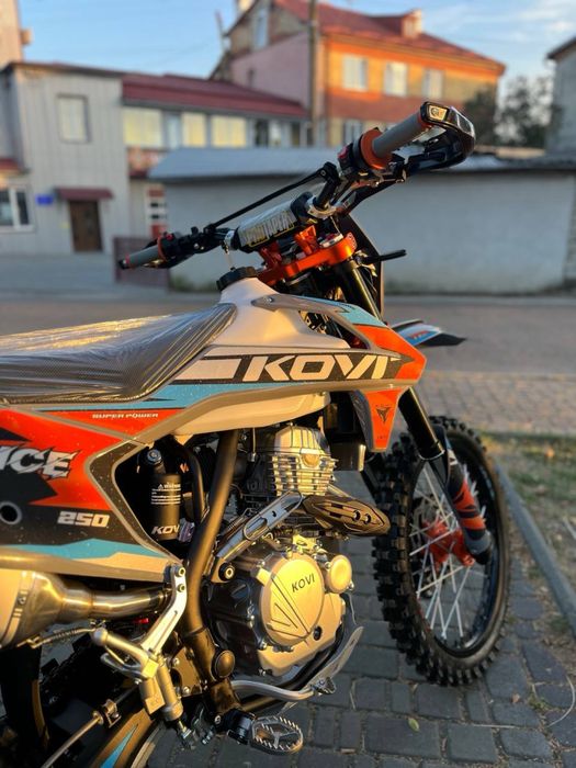 Kovi advance 250 ST 2025 18/21 чорно оранджевий та сіро оранджевий