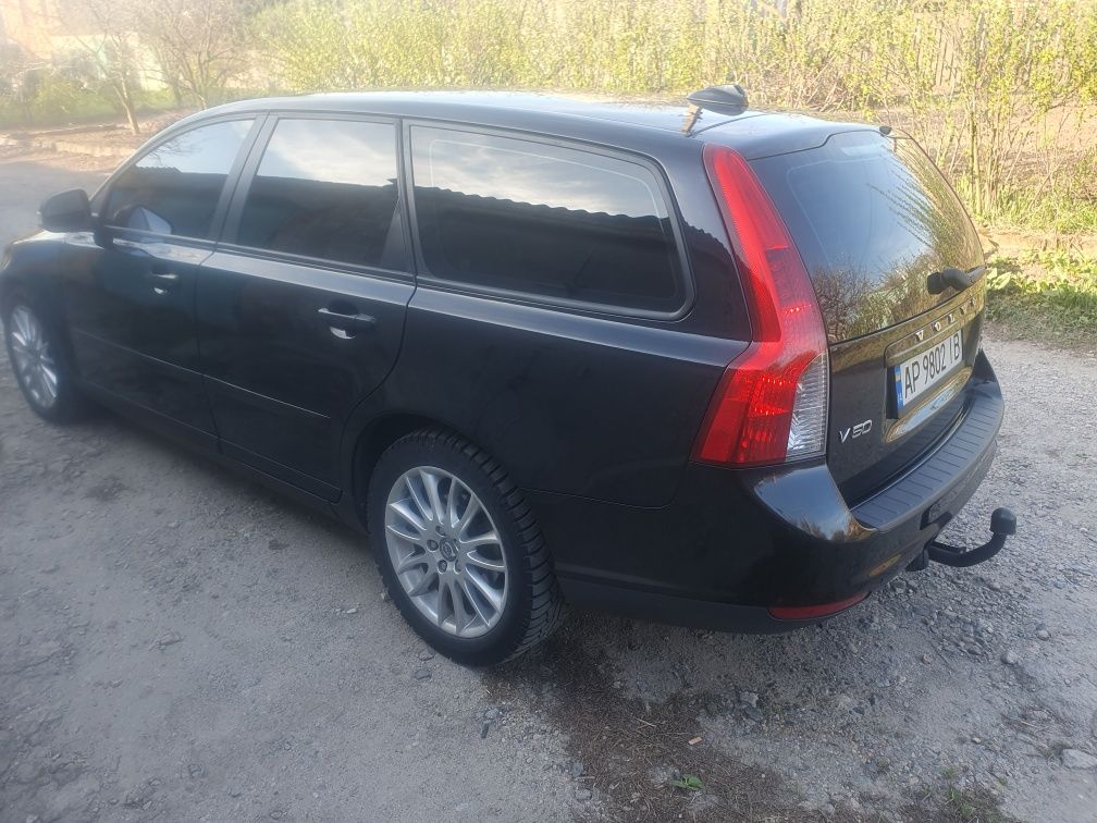 Volvo v50 2009 года