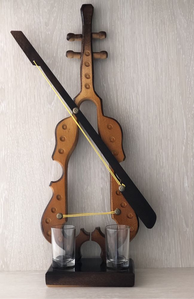 Сувенирная скрипка с рюмками