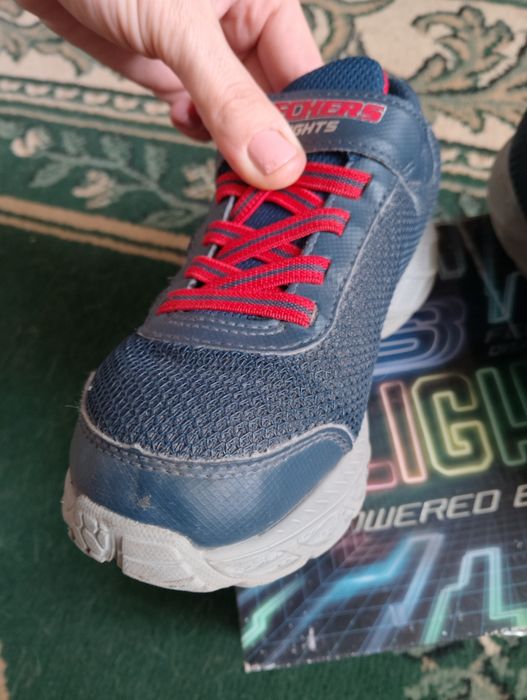 Продам фірмові кросівки Skechers.