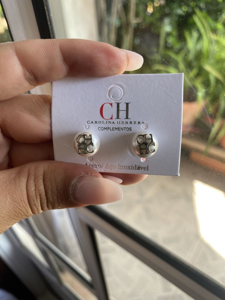 Brincos carolina herrera
