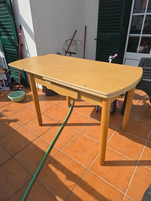 Mesa em madeira .