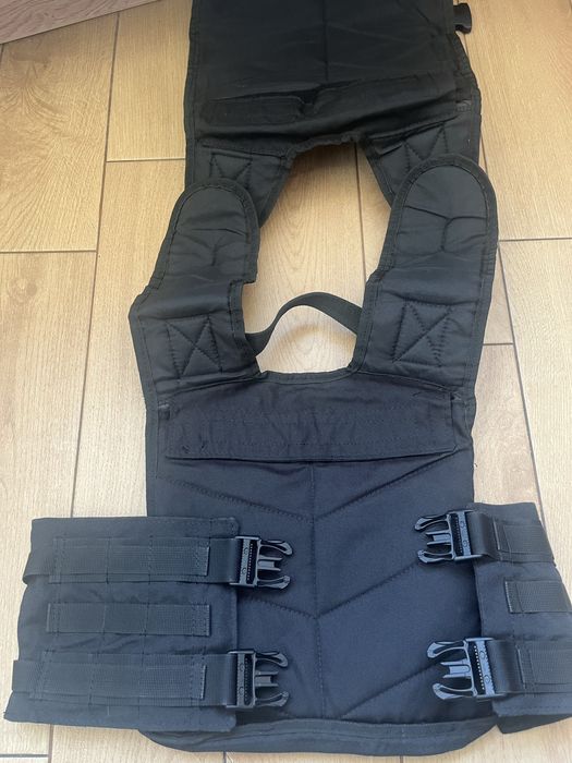 Плитоноска чорного кольору в доброму стані