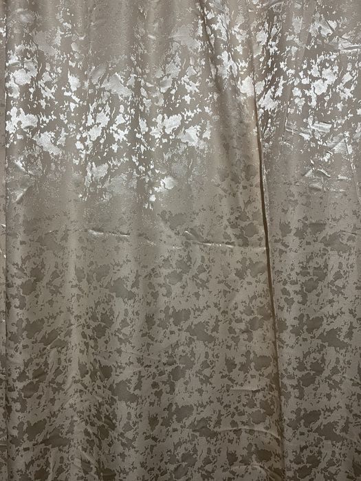 Штори нові підшиті.