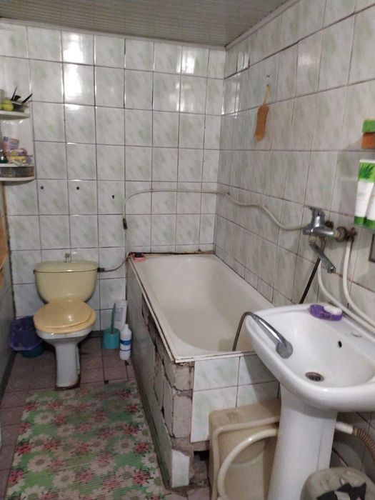 Частина цегляного будинку в затишному районі міста