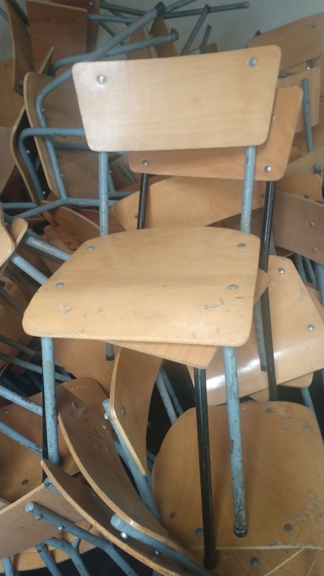Krzesełka szkolne krzesło metalowe, drewno