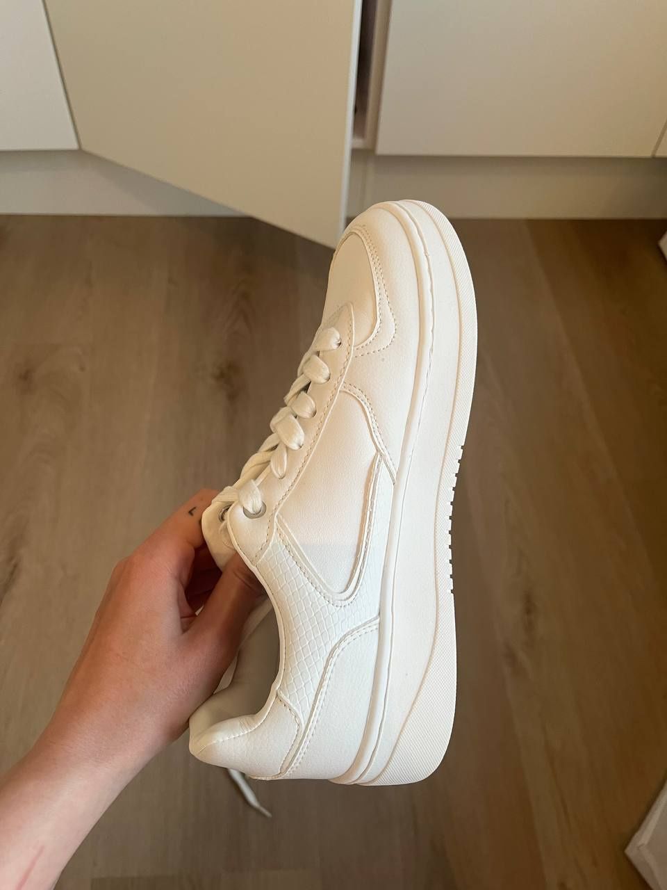 Шкіряні кросівки  Zara.
