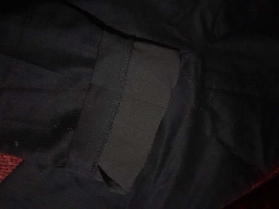 Чорні та білі брюки