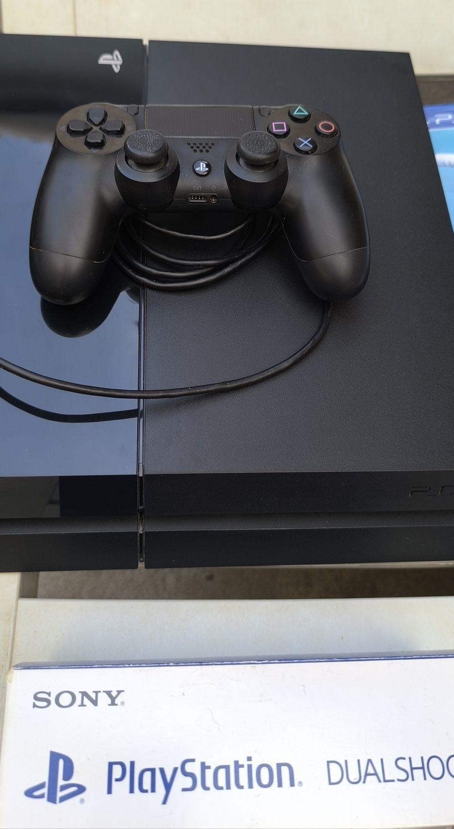 PS4 - como nova + 2 comandos + câmara + jogos