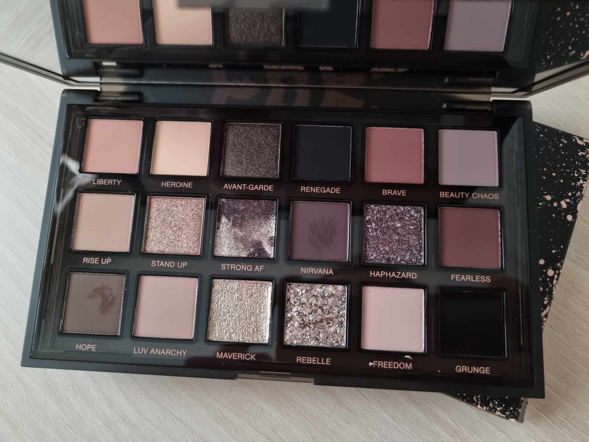 Huda Beauty Pretty Grunge palette