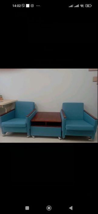 Крісла та стіл в чудовому стані