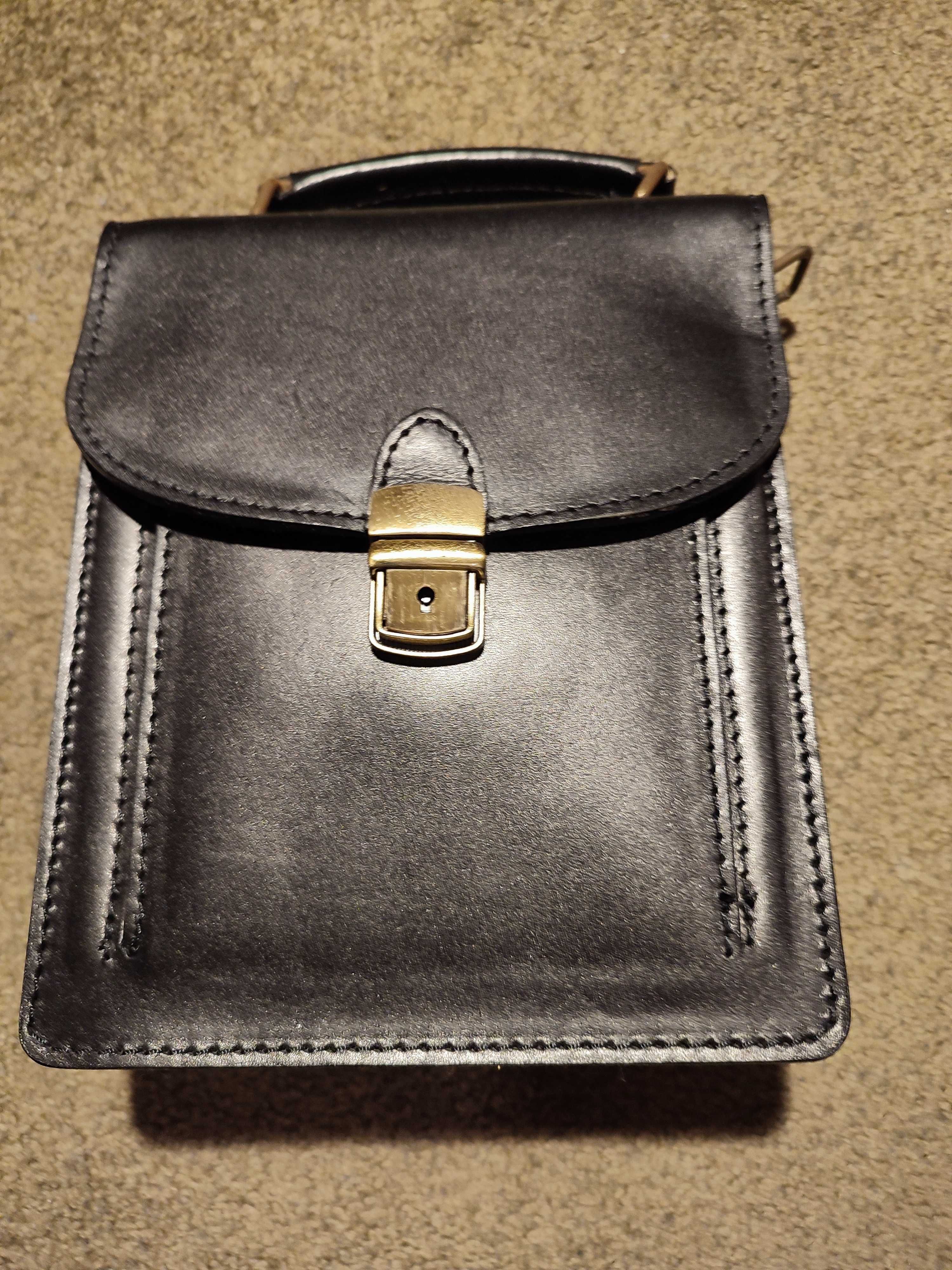Bolsa em Pele Genuína –  22 x 18 x 8 cm