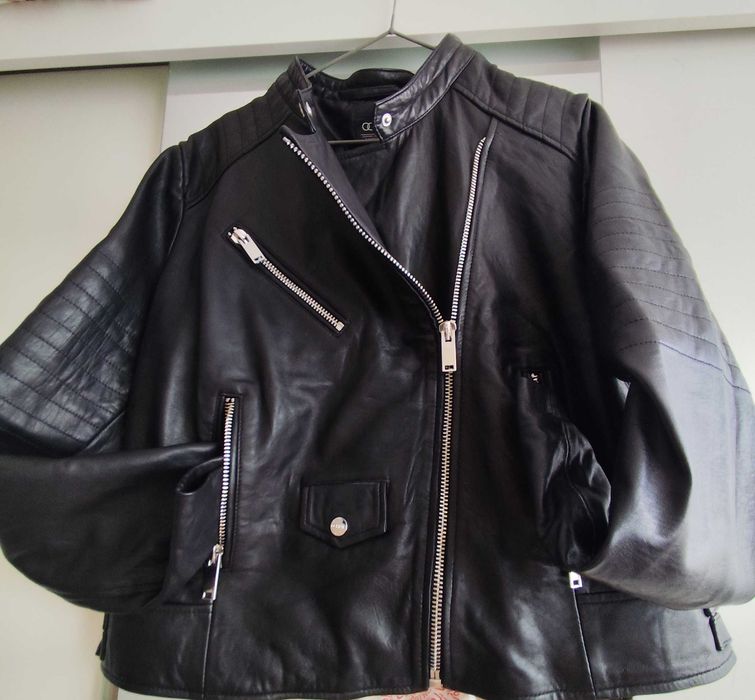 Sprzedaż nowej odzieży damskiej.