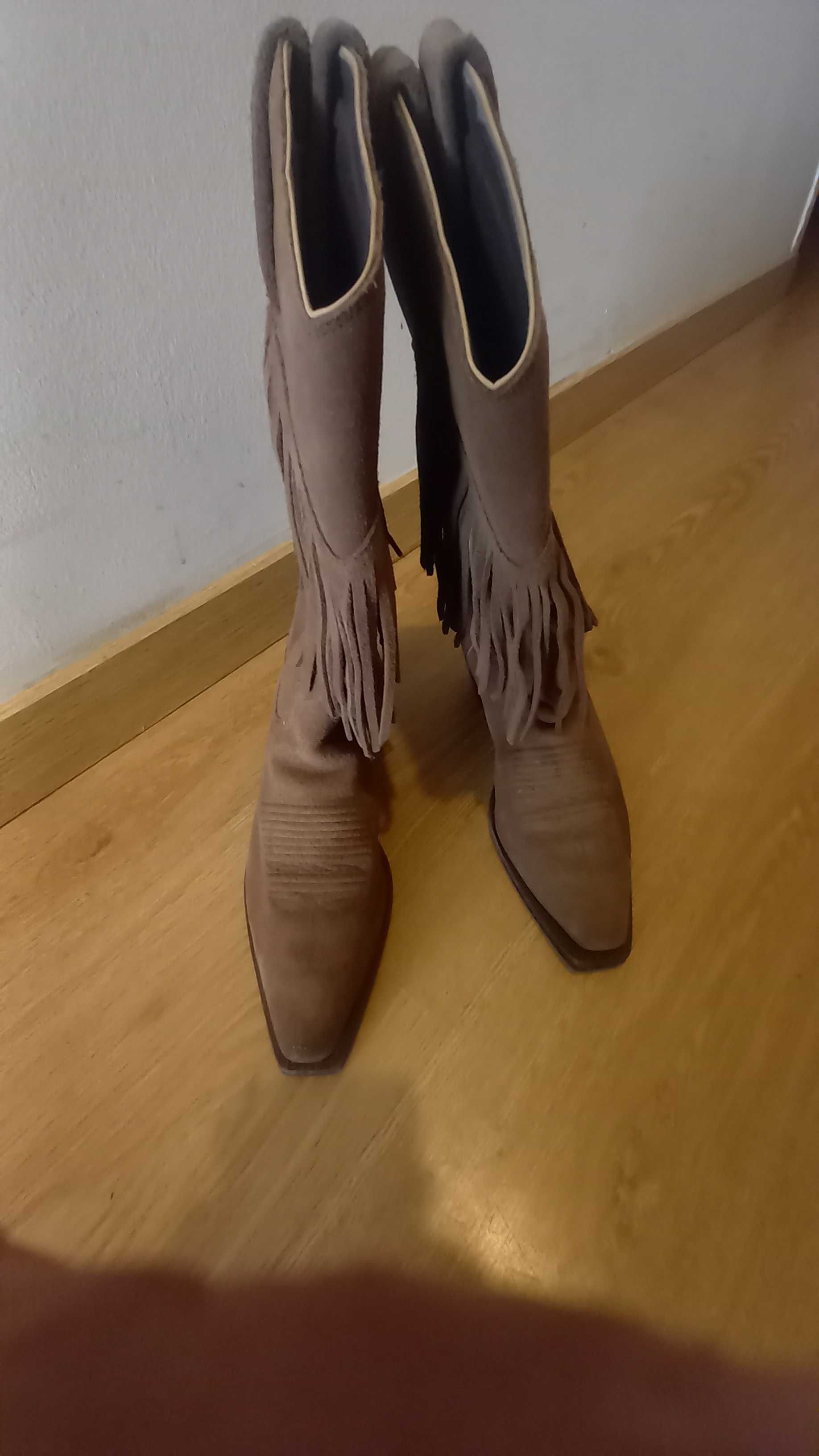 Botas couro tipo cowboy
