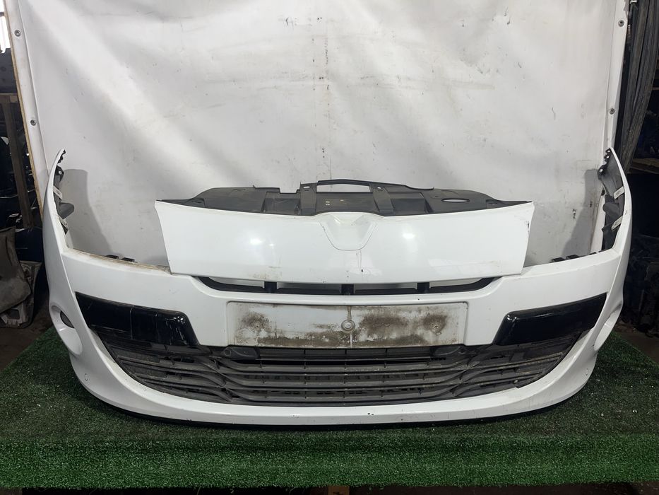 Передній бампер взборі для Renault megane 3 (2009-2011) Білий