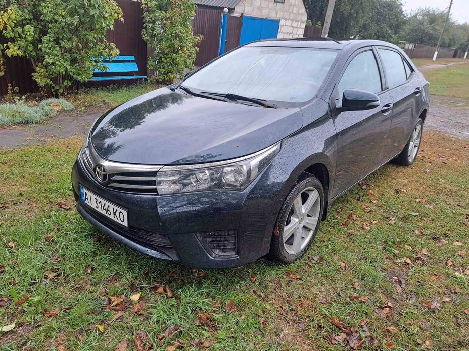 Продам тоету королу 2013год. 142ткм