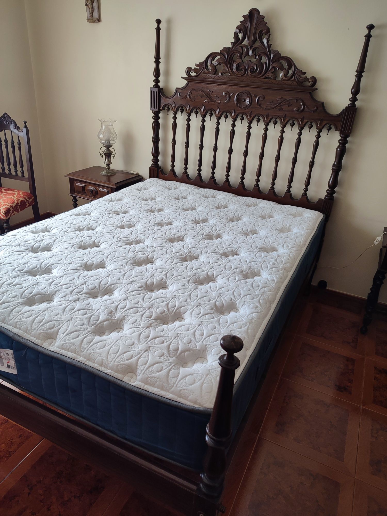 Cama casal antiga