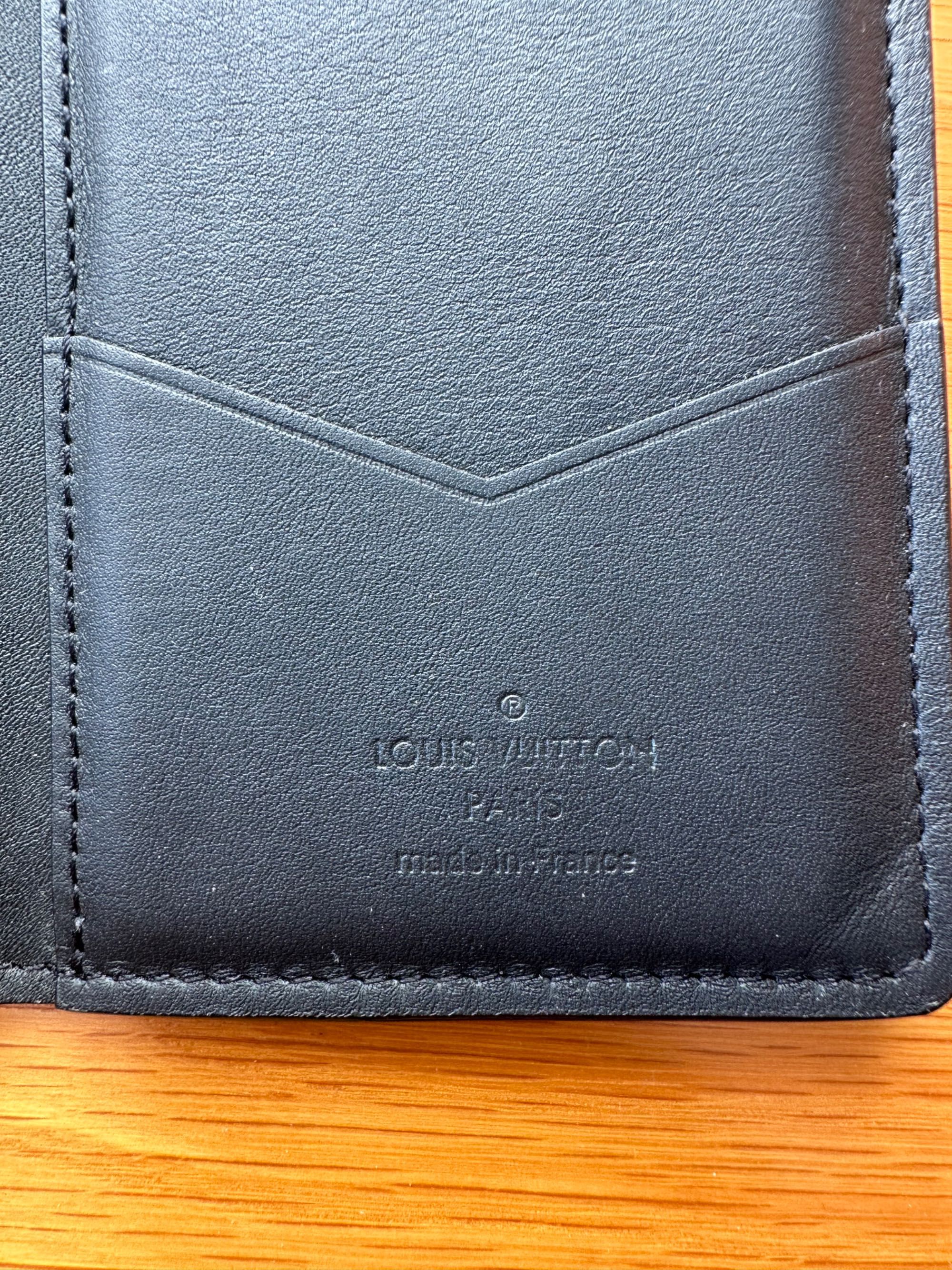 Carteira Louis Vuitton Pocket Organizer M62899 em pele.